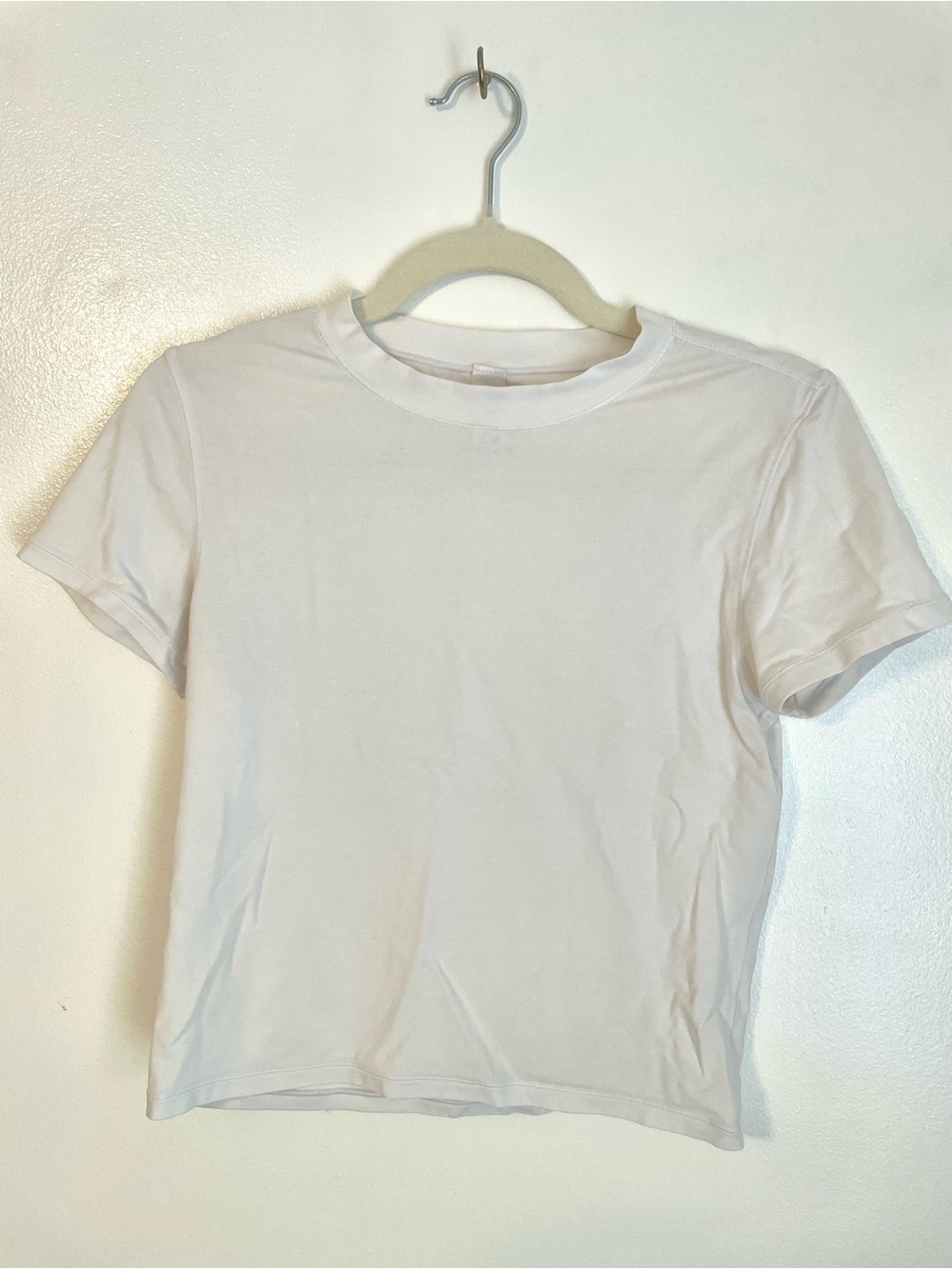 White workout fitted tee size medium Yogalicious